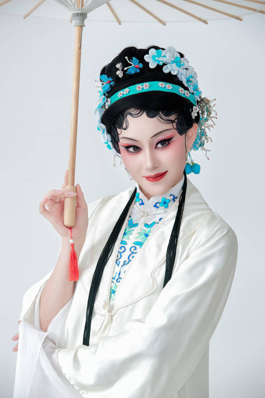 手持油纸伞身穿传统戏曲装扮的亚洲美女图片