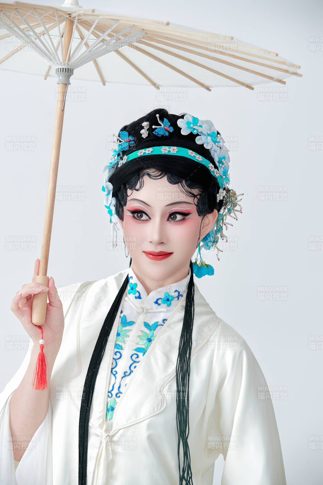 手持油纸伞身穿传统戏曲装扮的亚洲美女图片