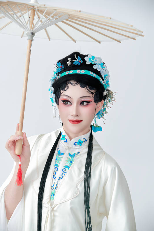 手持油纸伞身穿传统戏曲装扮的亚洲美女图片