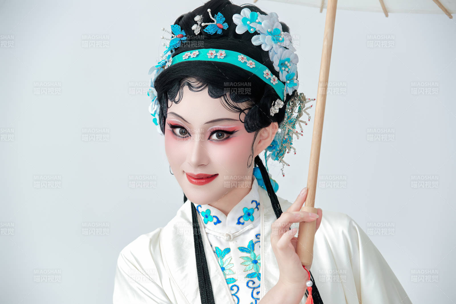 手持油纸伞身穿传统戏曲装扮的亚洲美女图片