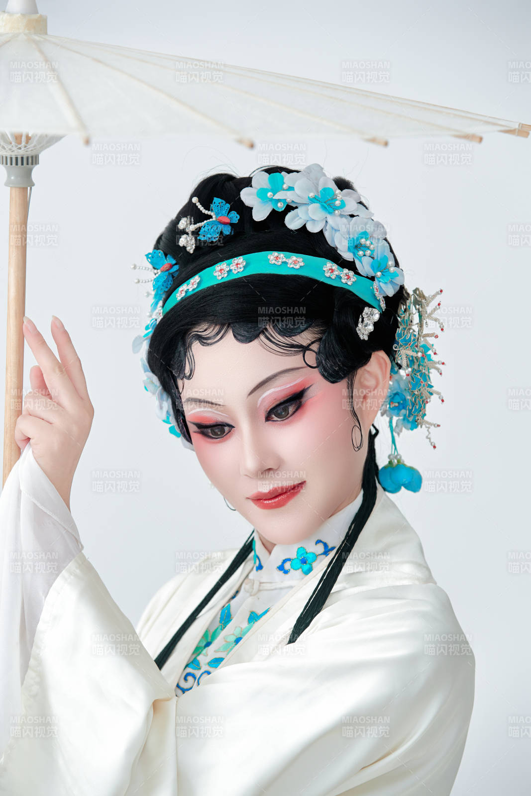 手持油纸伞身穿传统戏曲装扮的亚洲美女图片