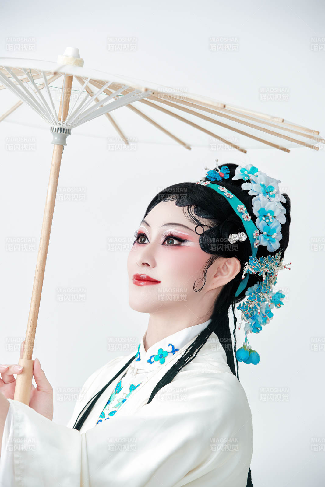 手持油纸伞身穿传统戏曲装扮的亚洲美女图片