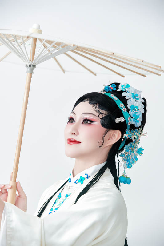 手持油纸伞身穿传统戏曲装扮的亚洲美女图片