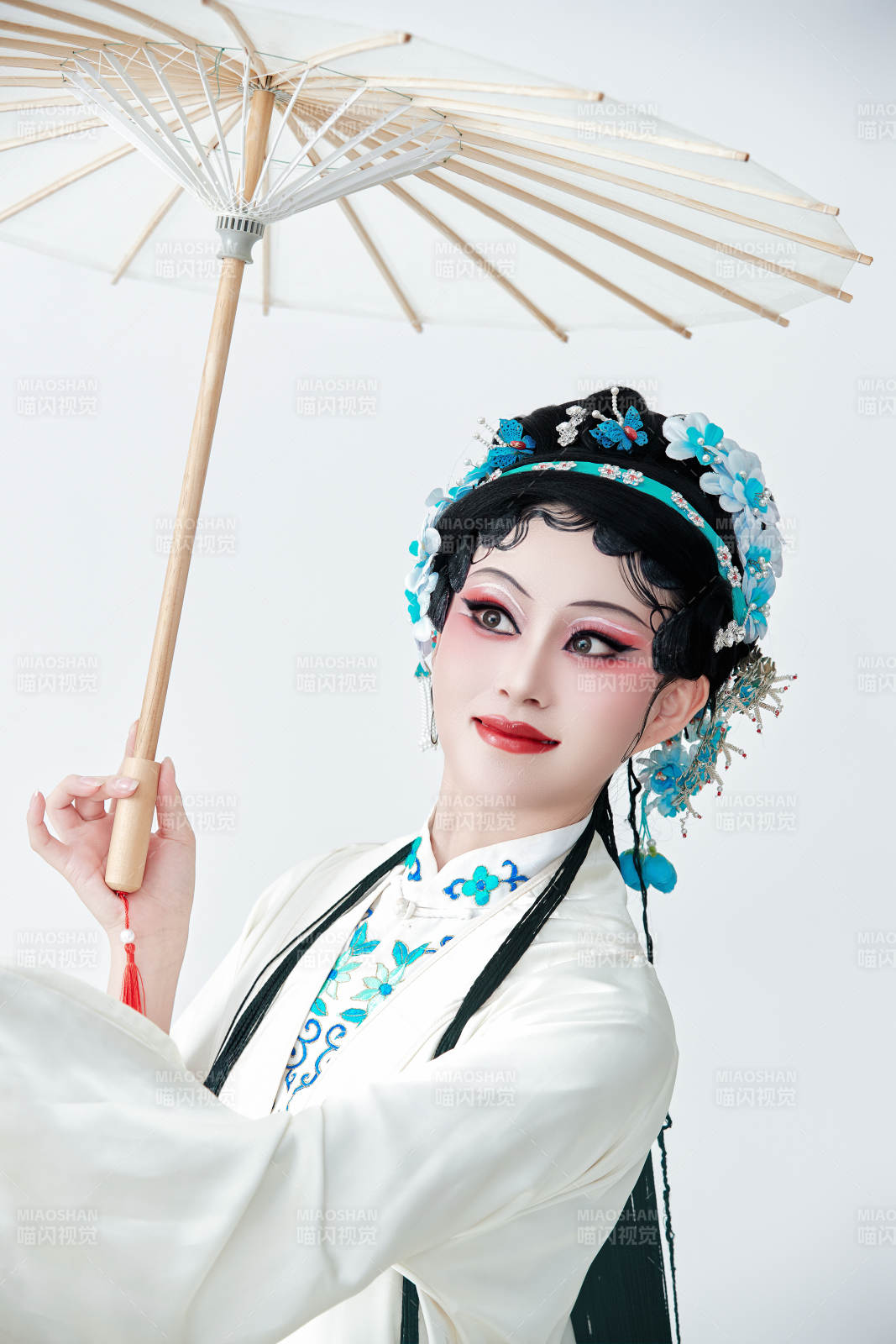 手持油纸伞身穿传统戏曲装扮的亚洲美女图片