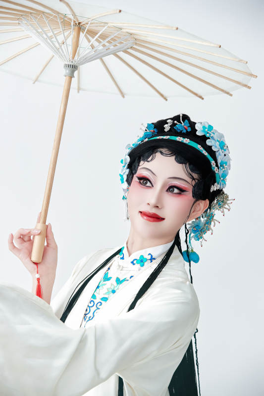 手持油纸伞身穿传统戏曲装扮的亚洲美女图片
