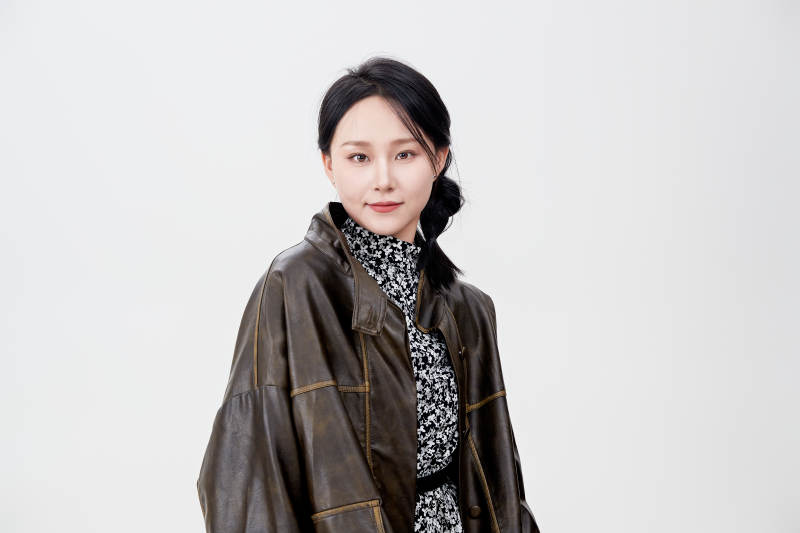 白色背景下使用手机的亚洲女性图片