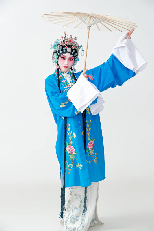 手持油纸伞的京剧戏曲青衣花旦女性演员图片