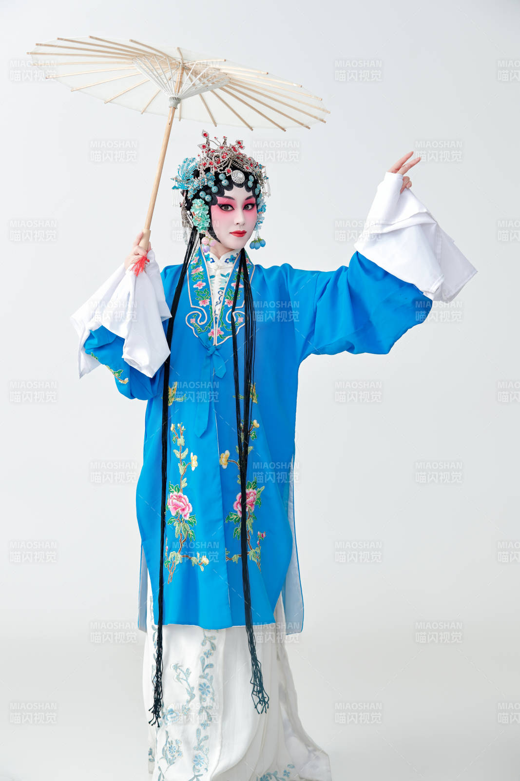 手持油纸伞的京剧戏曲青衣花旦女性演员图片