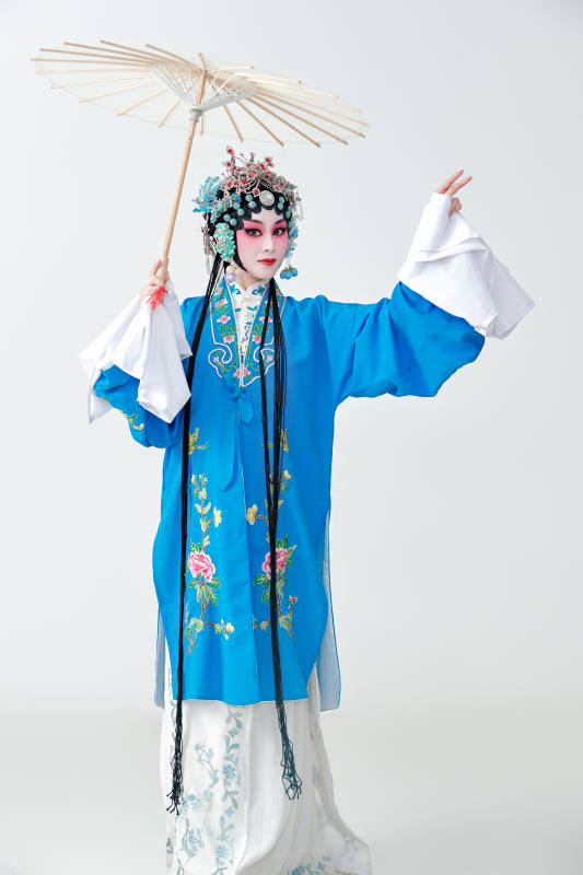 手持油纸伞的京剧戏曲青衣花旦女性演员图片