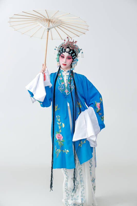 手持油纸伞的京剧戏曲青衣花旦女性演员图片