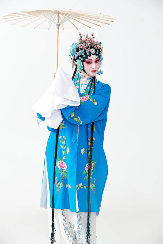 手持油纸伞的京剧戏曲青衣花旦女性演员图片