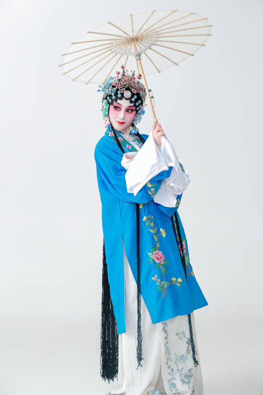 手持油纸伞的京剧戏曲青衣花旦女性演员图片