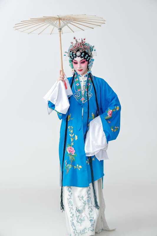 手持油纸伞的京剧戏曲青衣花旦女性演员图片