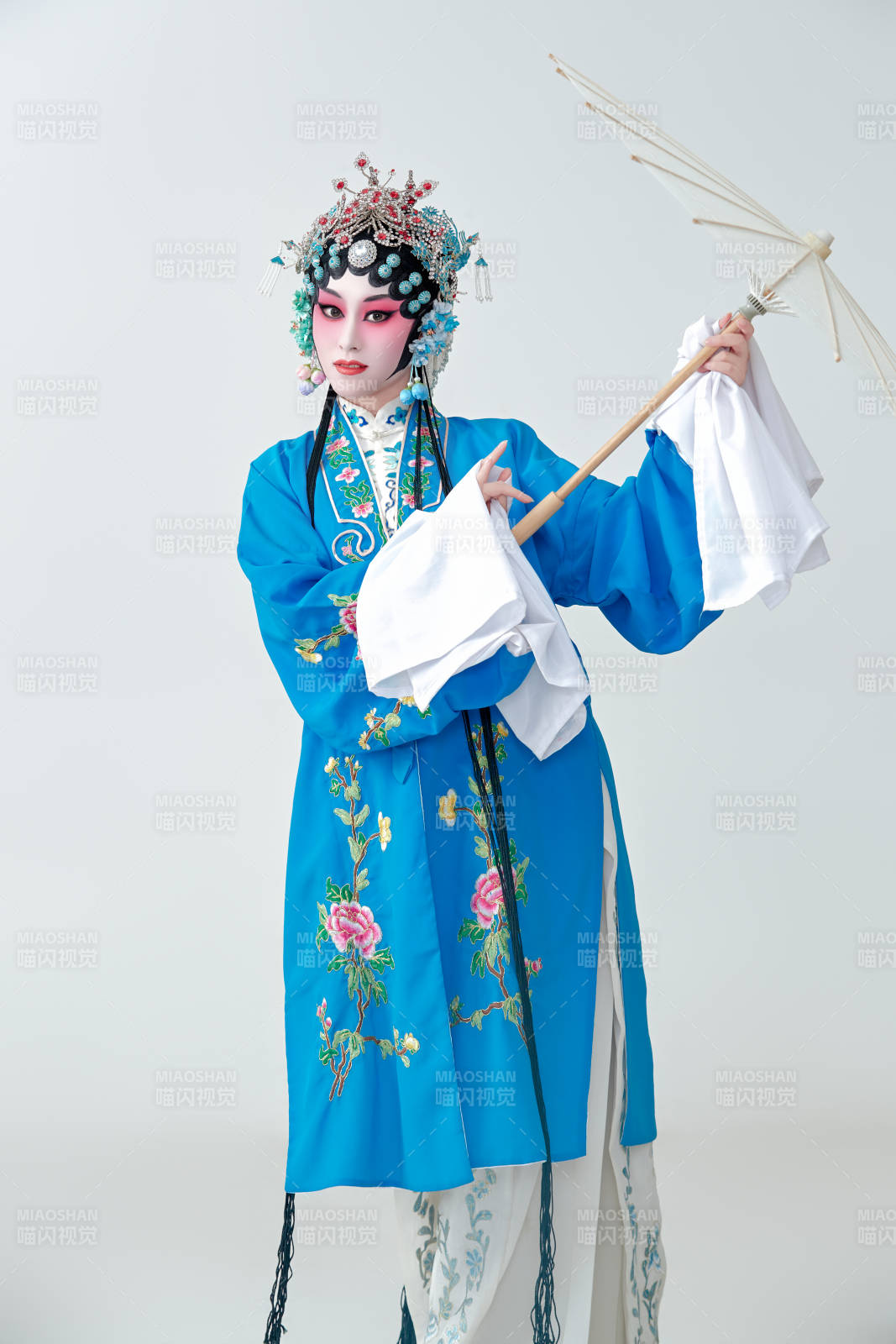 手持油纸伞的京剧戏曲青衣花旦女性演员图片