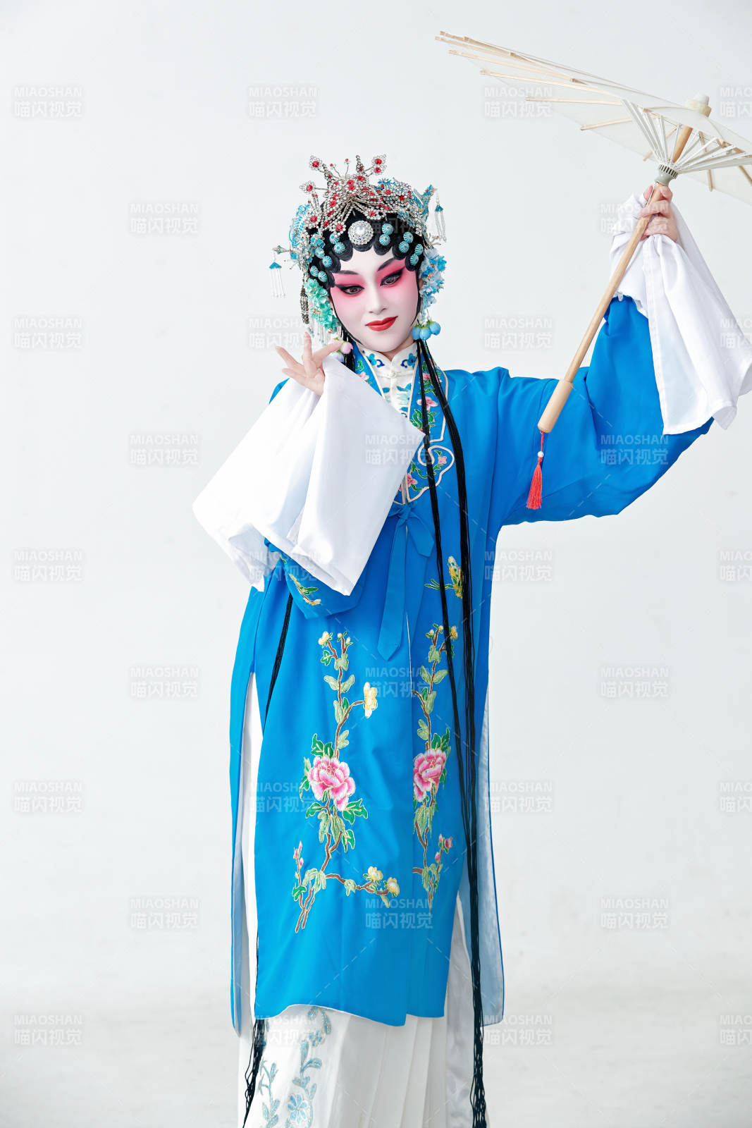 手持油纸伞的京剧戏曲青衣花旦女性演员图片