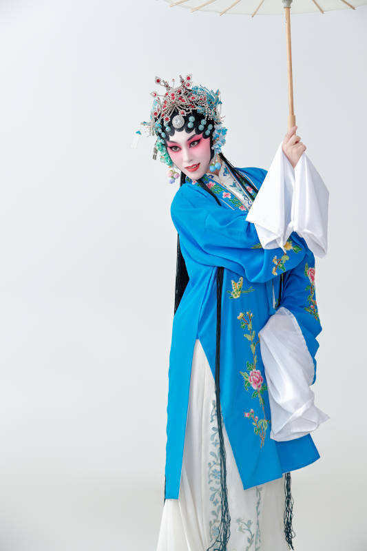 手持油纸伞的京剧戏曲青衣花旦女性演员图片