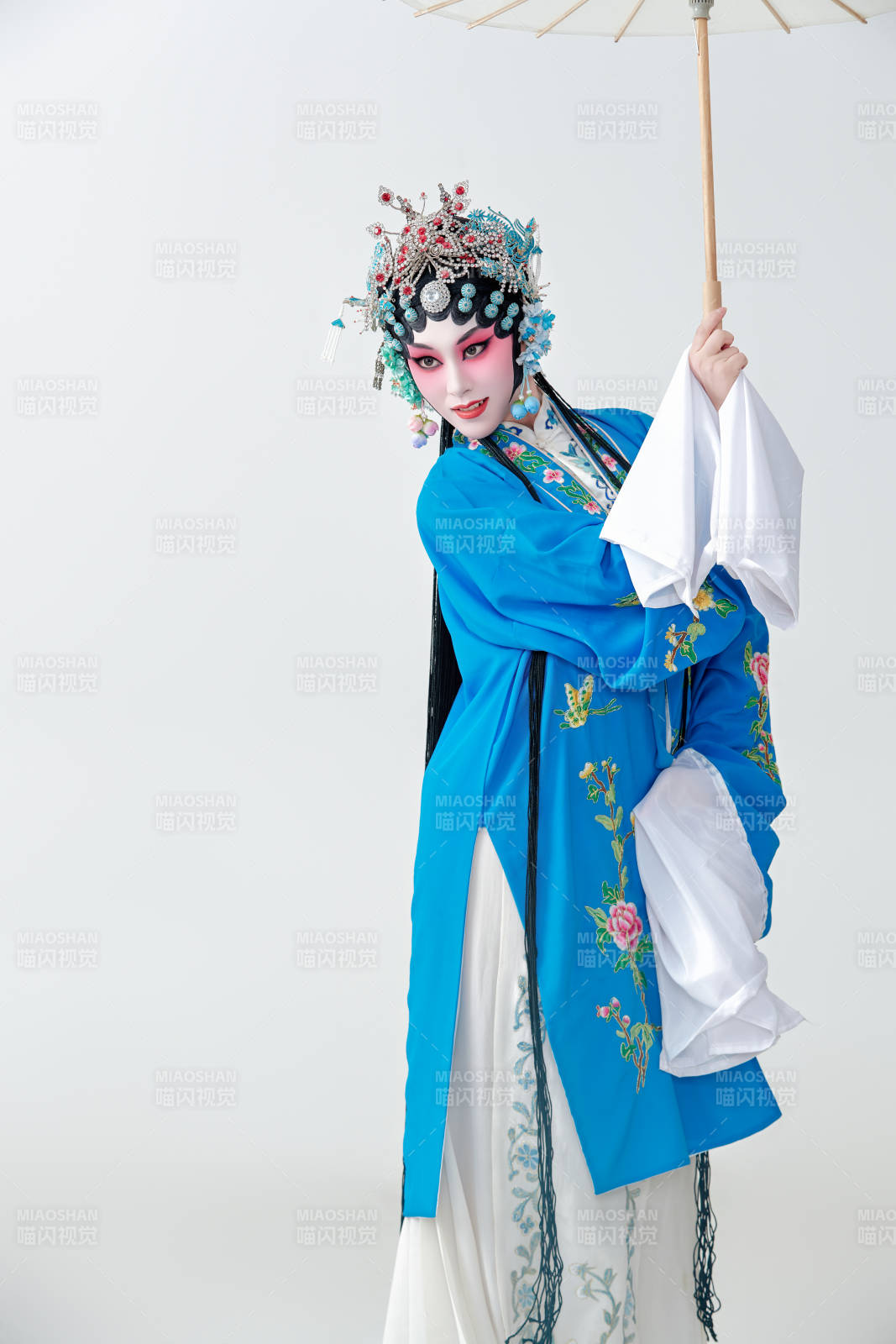 手持油纸伞的京剧戏曲青衣花旦女性演员图片