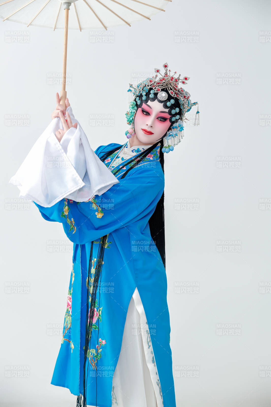 手持油纸伞的京剧戏曲青衣花旦女性演员图片