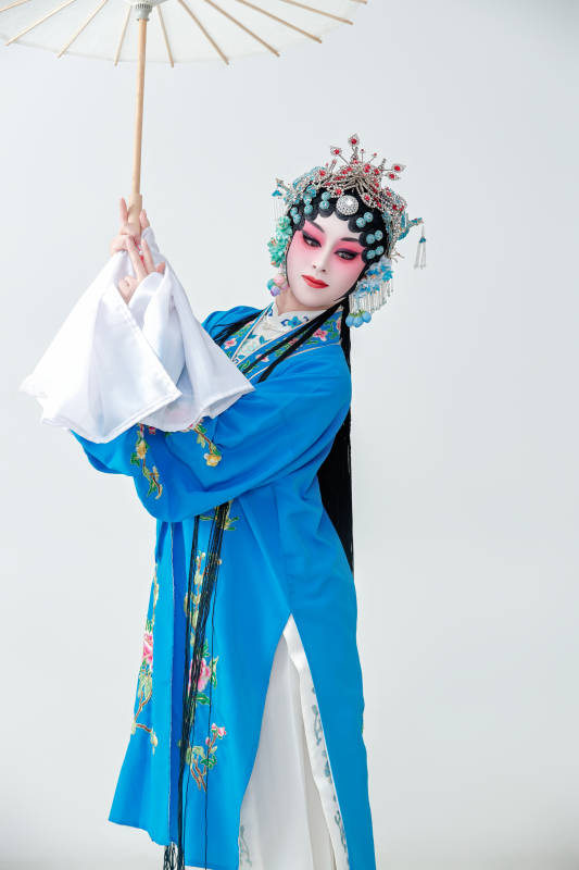 手持油纸伞的京剧戏曲青衣花旦女性演员图片