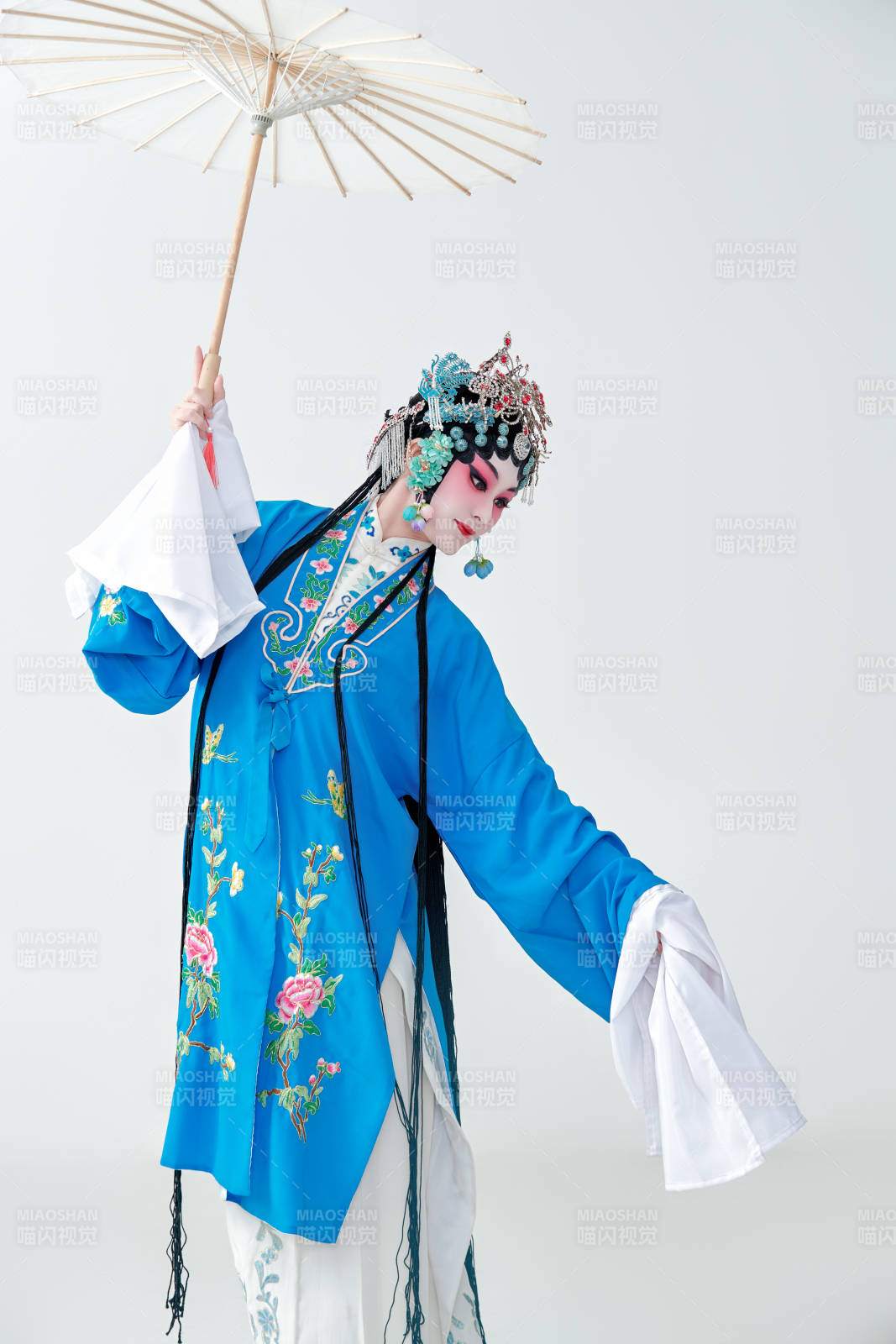 手持油纸伞的京剧戏曲青衣花旦女性演员图片