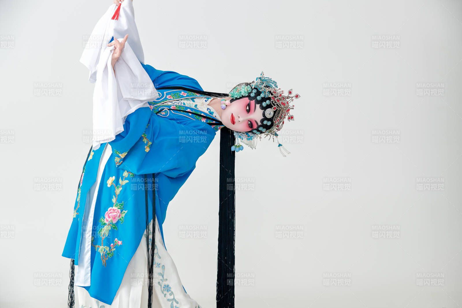 手持油纸伞的京剧戏曲青衣花旦女性演员图片