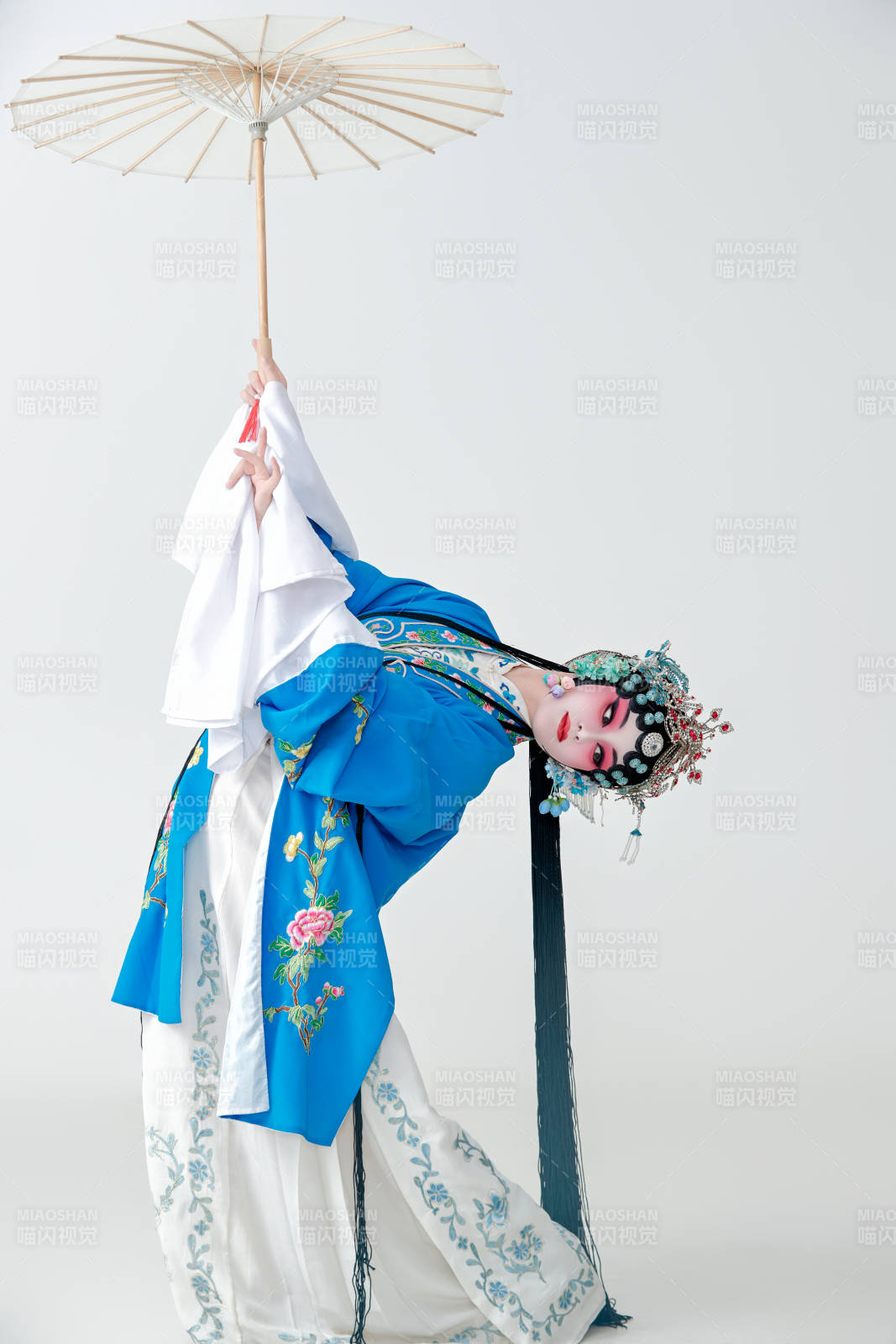 手持油纸伞的京剧戏曲青衣花旦女性演员图片