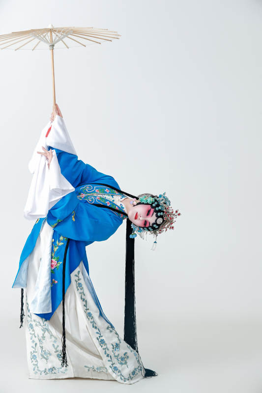 手持油纸伞的京剧戏曲青衣花旦女性演员图片