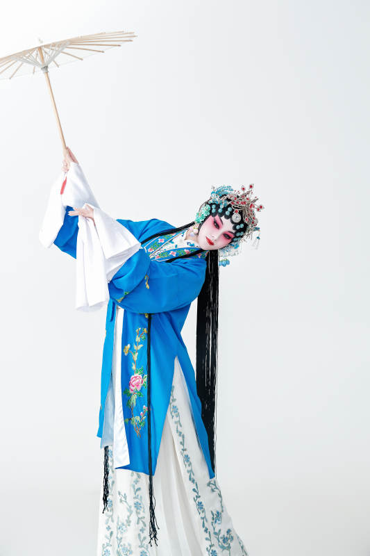 手持油纸伞的京剧戏曲青衣花旦女性演员图片