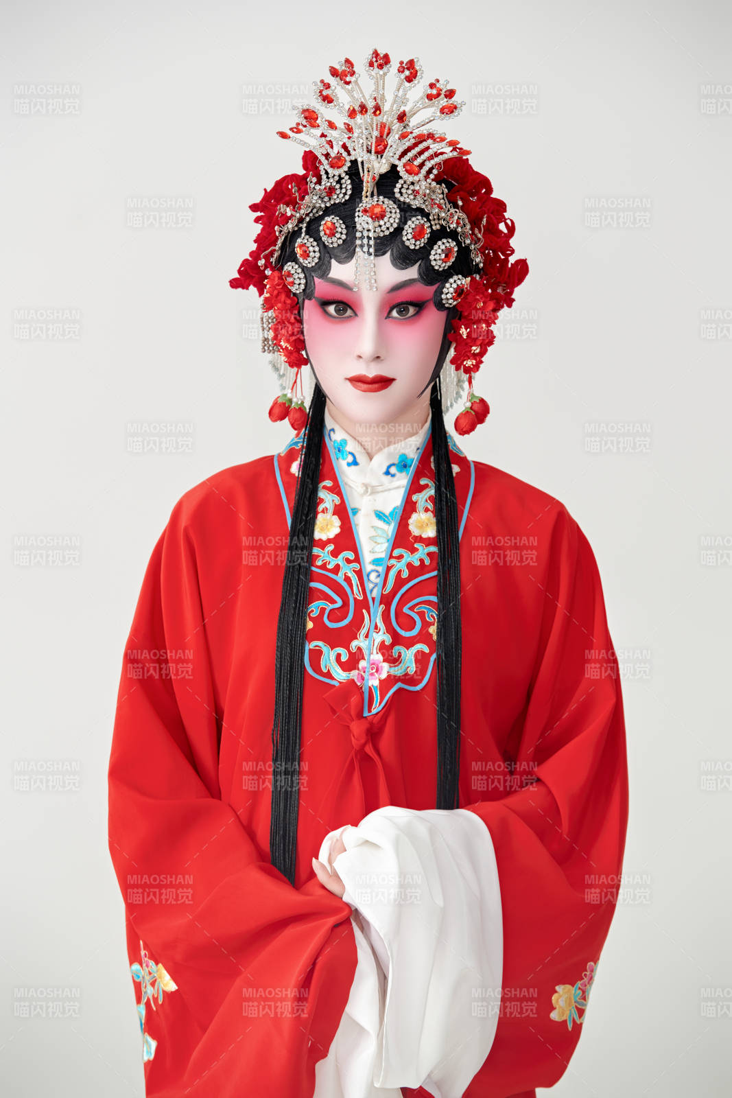 表演中国国粹京剧动作的红衣花旦女性演员图片