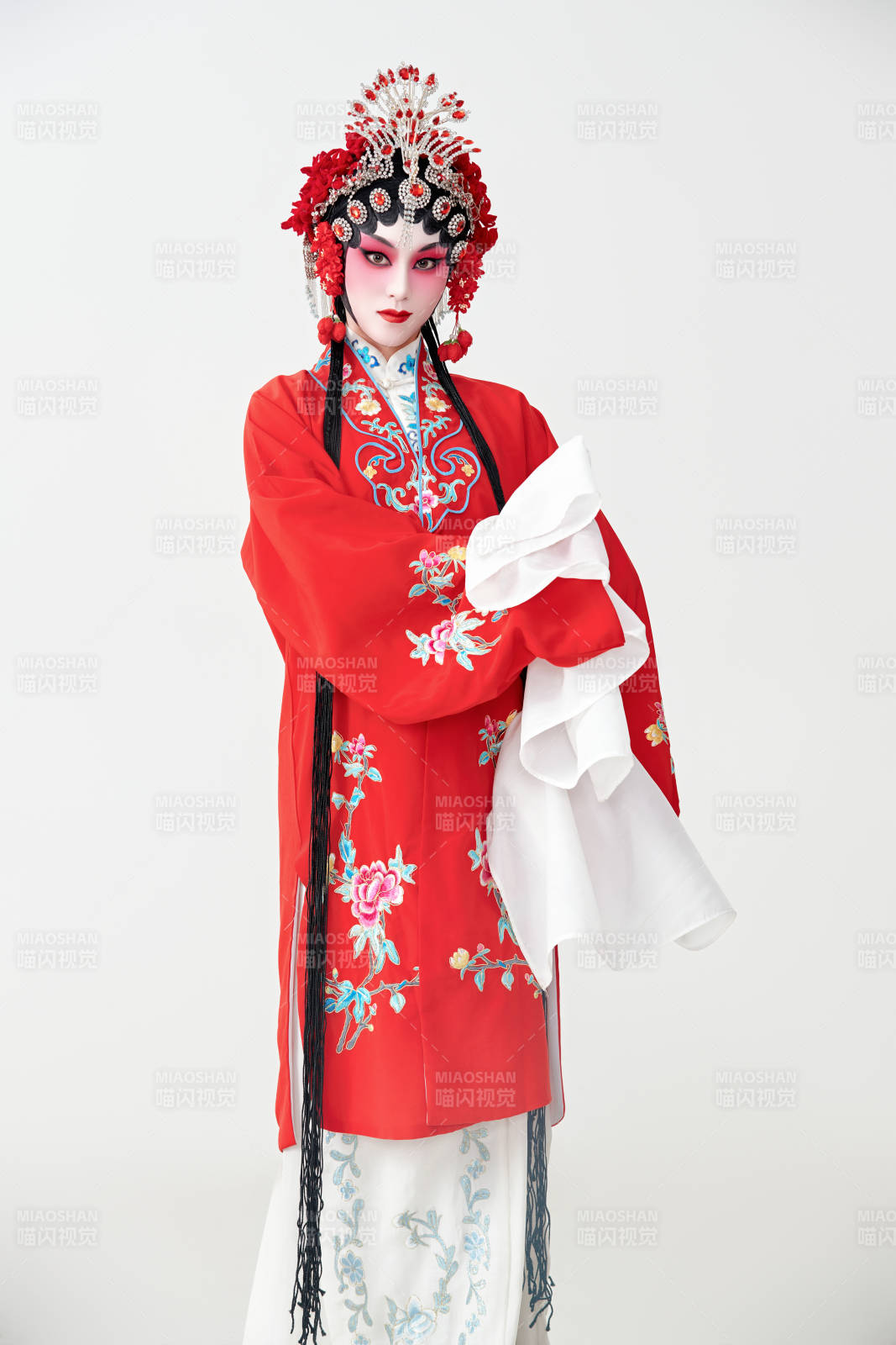 表演中国国粹京剧动作的红衣花旦女性演员图片