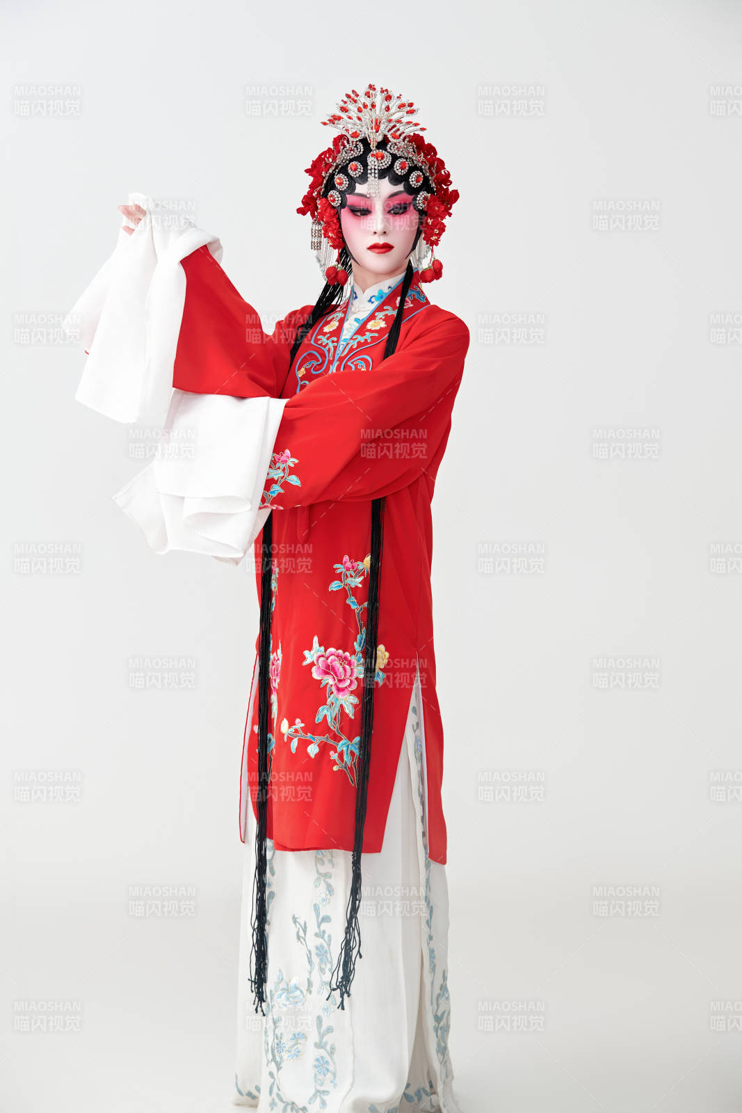 表演中国国粹京剧动作的红衣花旦女性演员图片