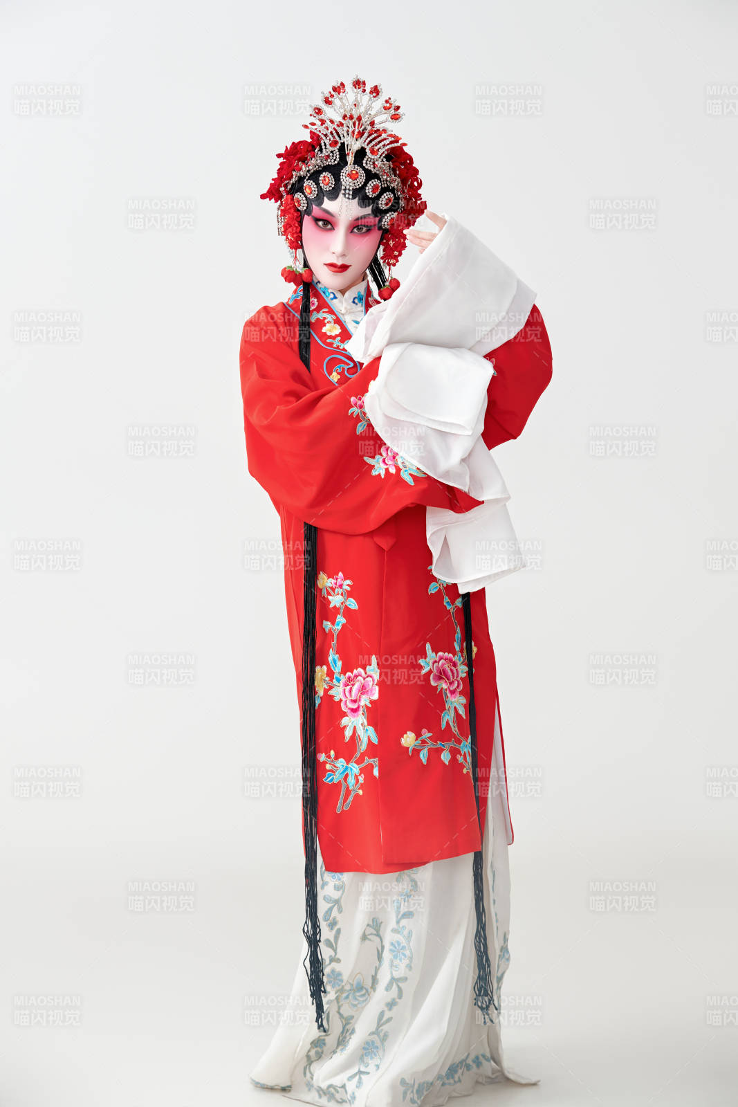 表演中国国粹京剧动作的红衣花旦女性演员图片