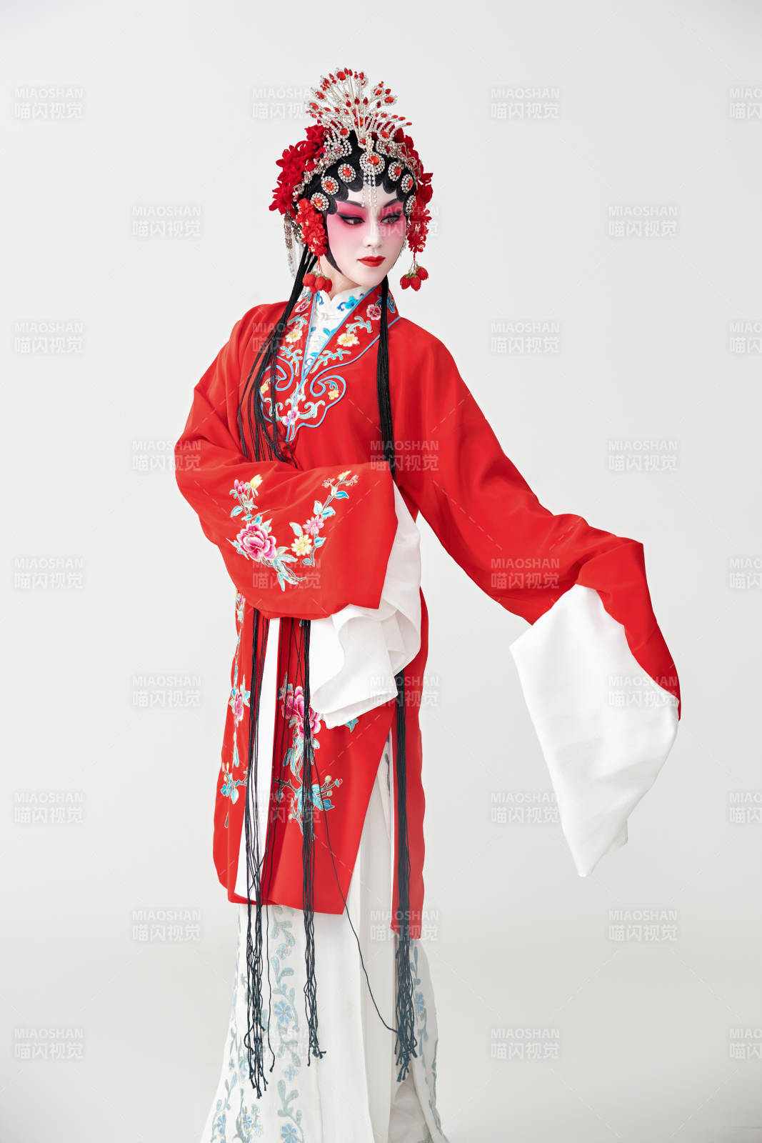 表演中国国粹京剧动作的红衣花旦女性演员图片