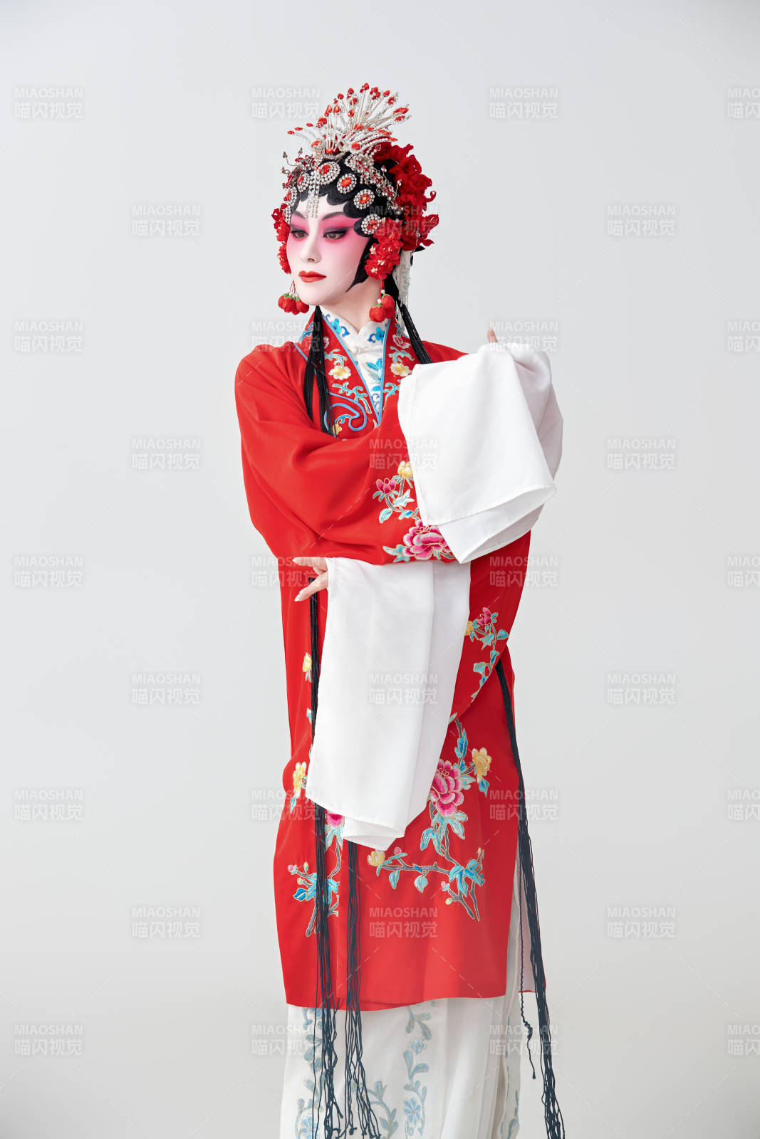 表演中国国粹京剧动作的红衣花旦女性演员图片