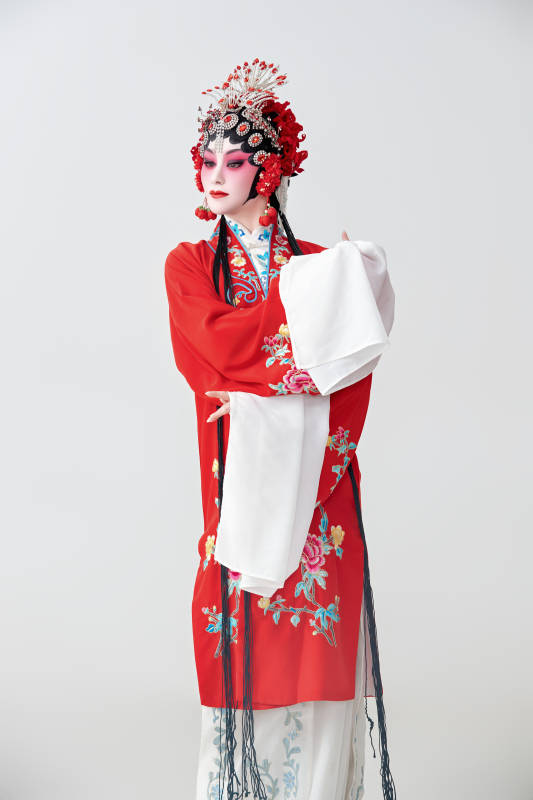 表演中国国粹京剧动作的红衣花旦女性演员图片