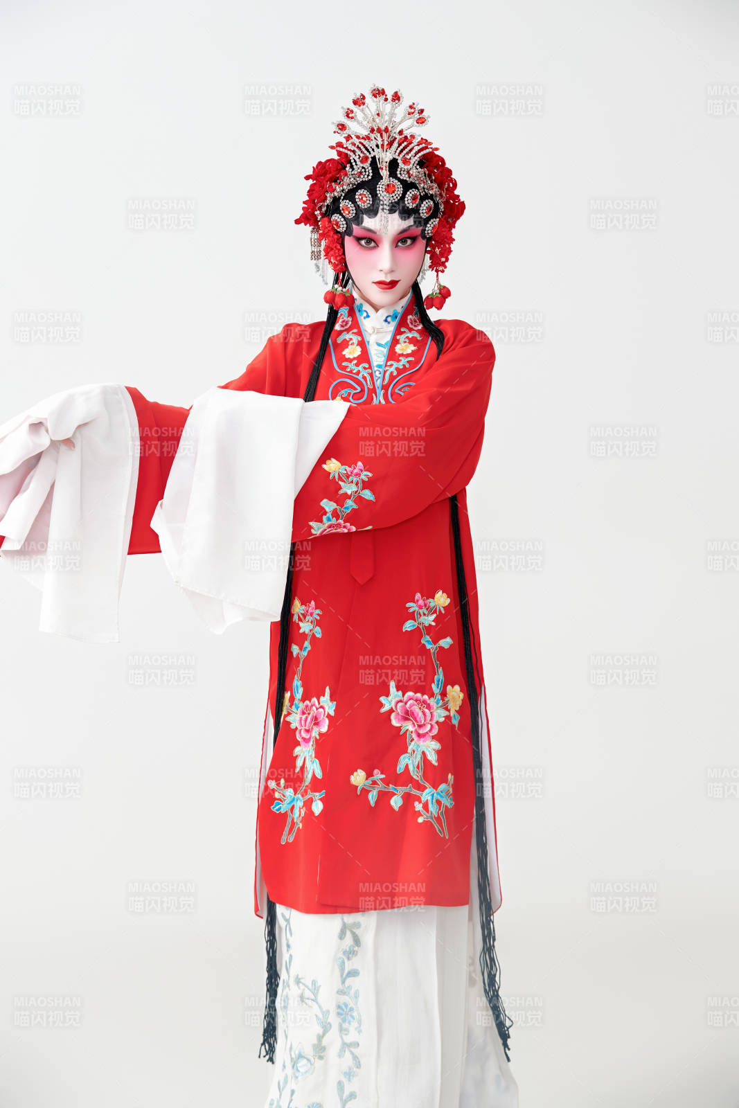 表演中国国粹京剧动作的红衣花旦女性演员图片