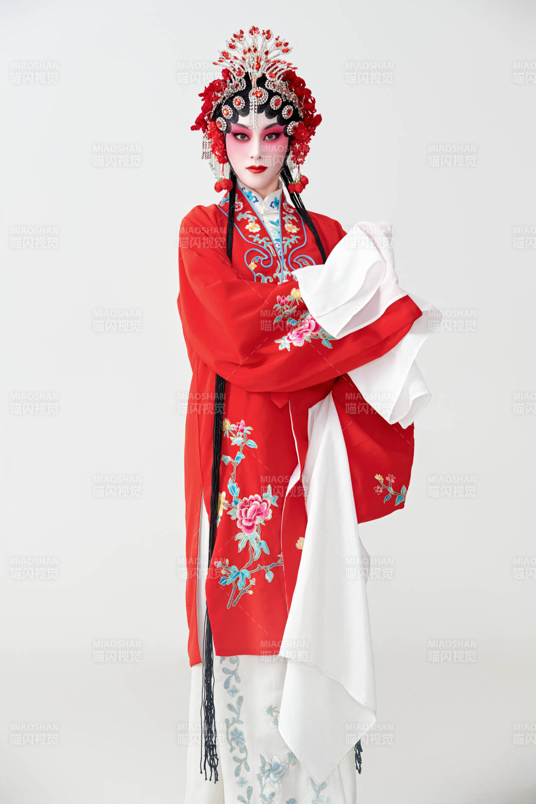 表演中国国粹京剧动作的红衣花旦女性演员图片