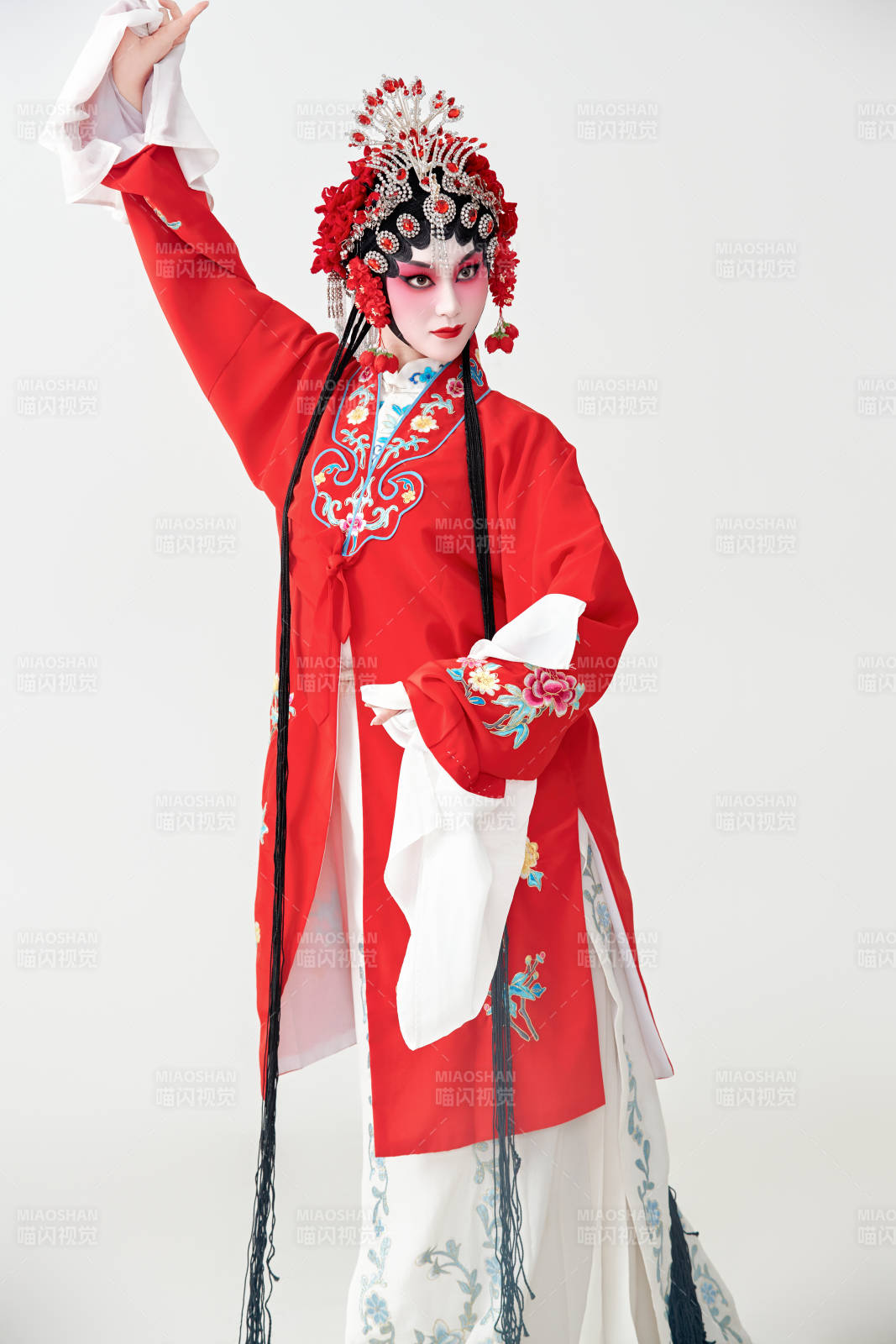 表演中国国粹京剧动作的红衣花旦女性演员图片