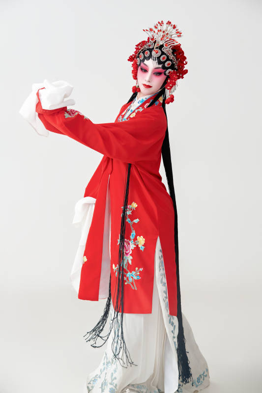 表演中国国粹京剧动作的红衣花旦女性演员图片