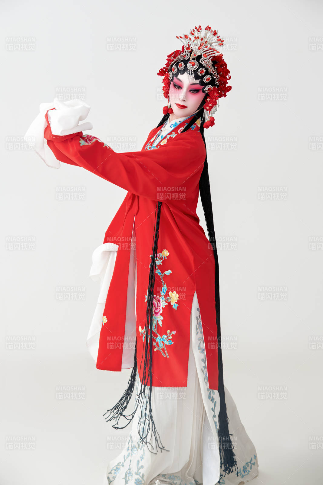 表演中国国粹京剧动作的红衣花旦女性演员图片