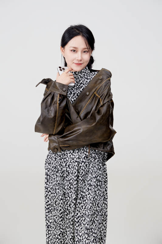 白色背景下使用手机的亚洲女性图片