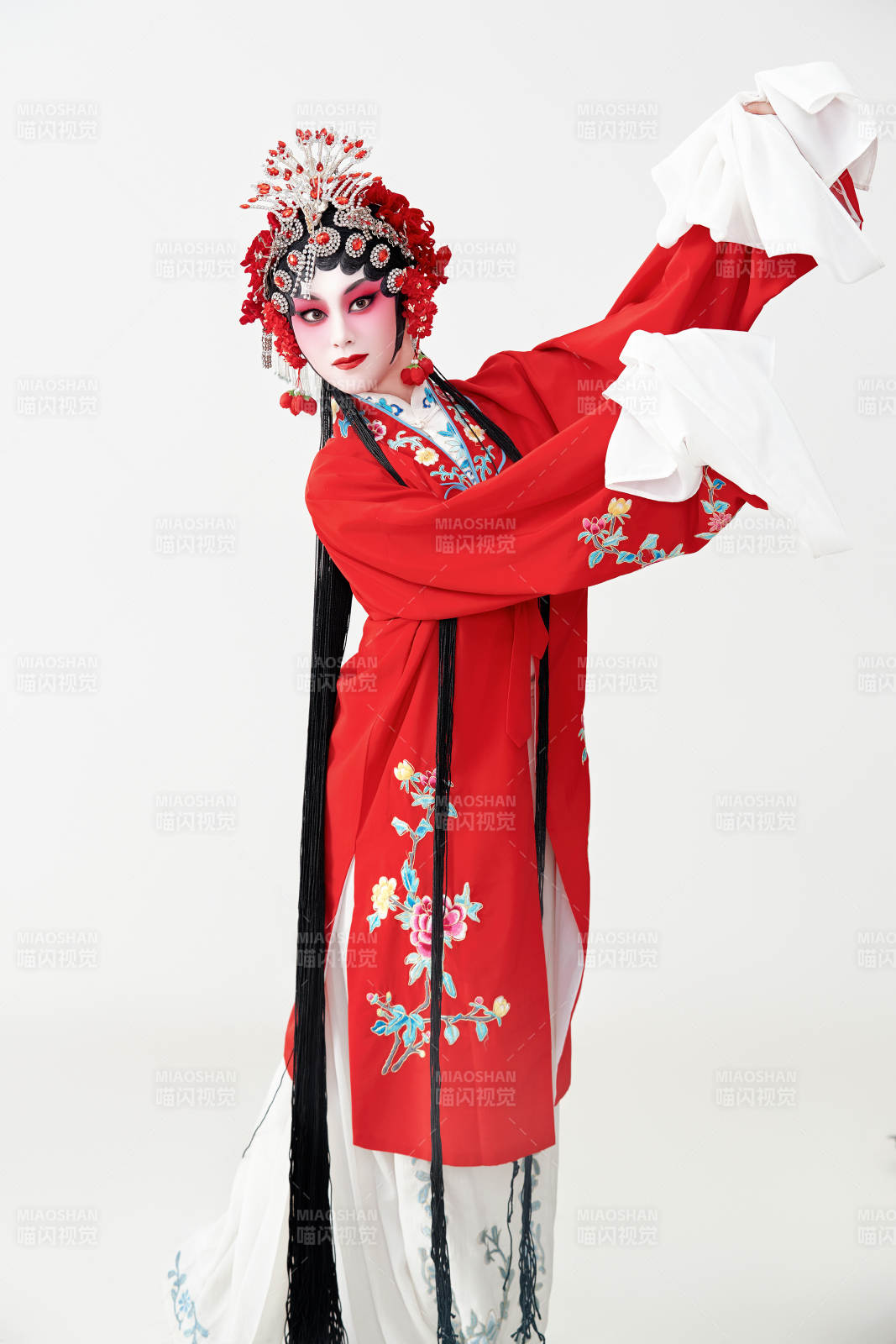 表演中国国粹京剧动作的红衣花旦女性演员图片