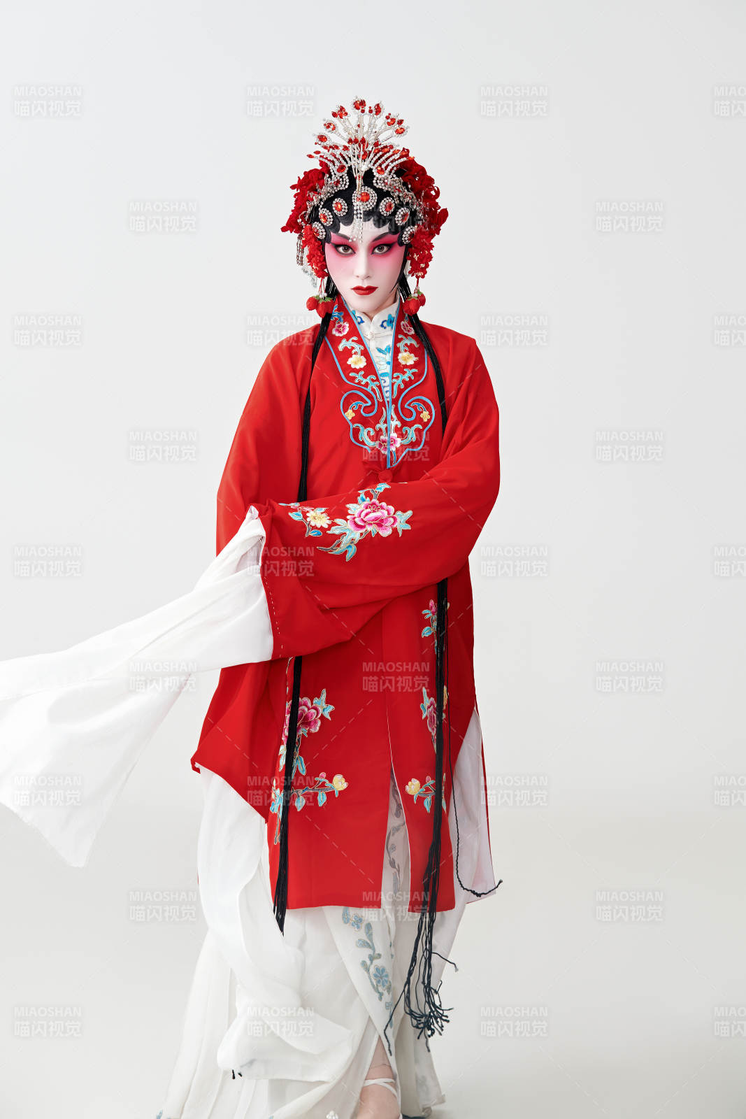 表演中国国粹京剧动作的红衣花旦女性演员图片