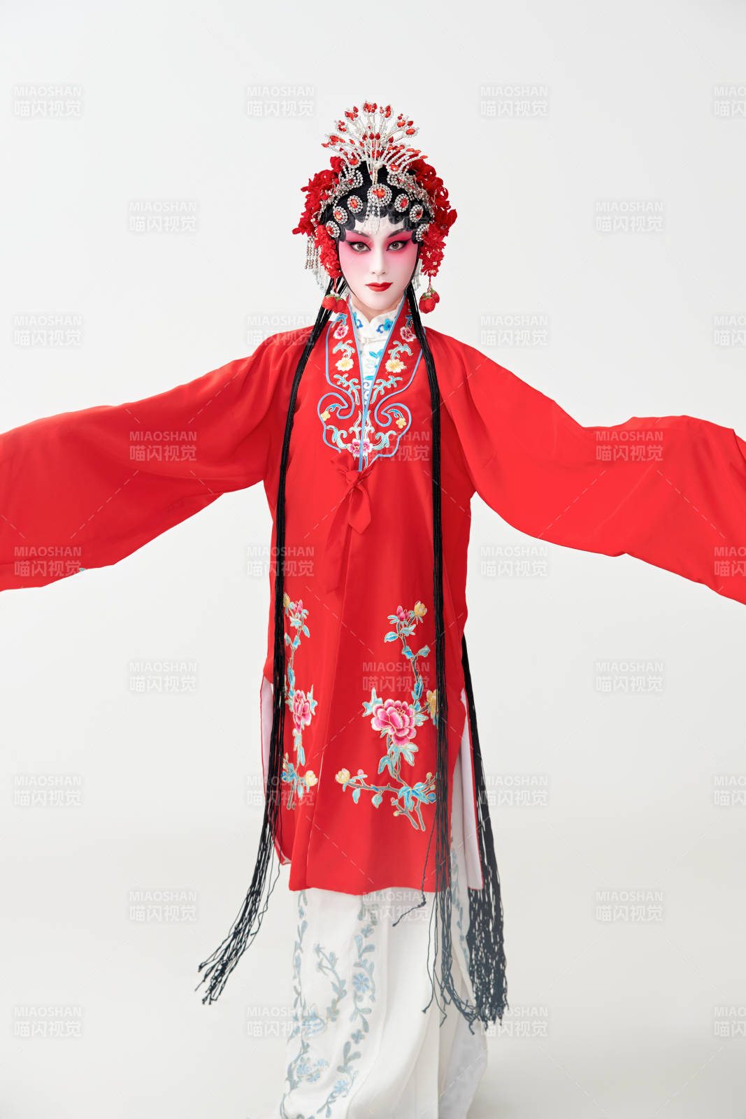 表演中国国粹京剧动作的红衣花旦女性演员图片