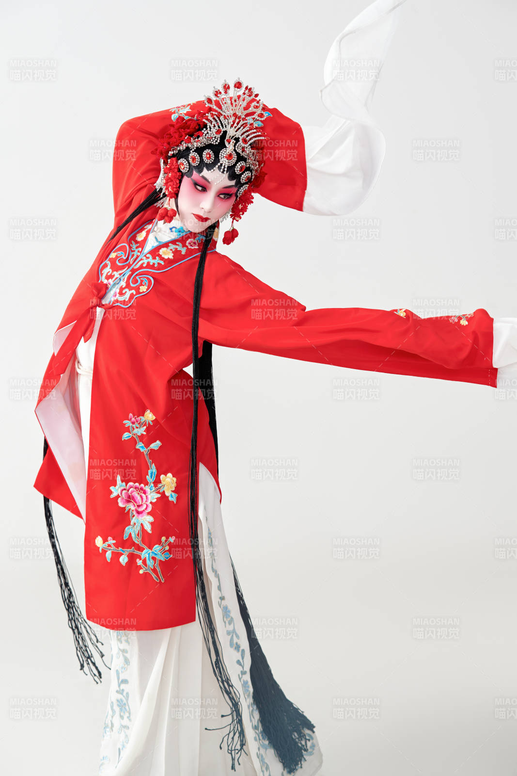 表演中国国粹京剧动作的红衣花旦女性演员图片