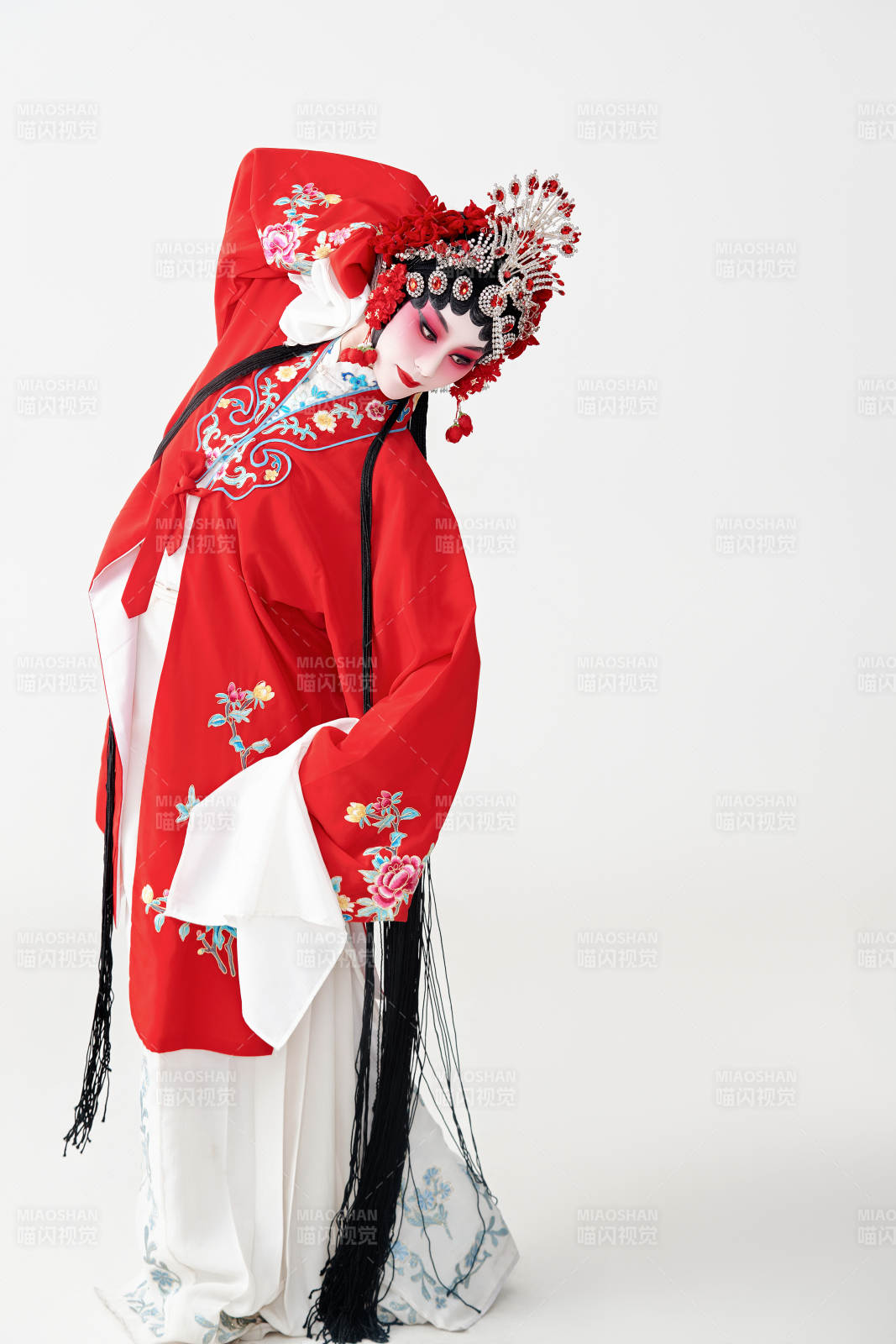 表演中国国粹京剧动作的红衣花旦女性演员图片