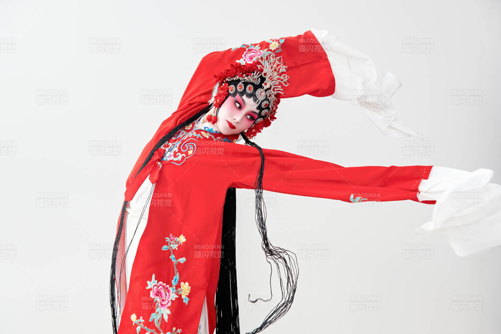 表演中国国粹京剧动作的红衣花旦女性演员图片