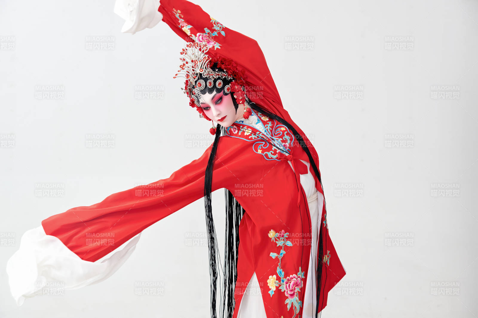 表演中国国粹京剧动作的红衣花旦女性演员图片