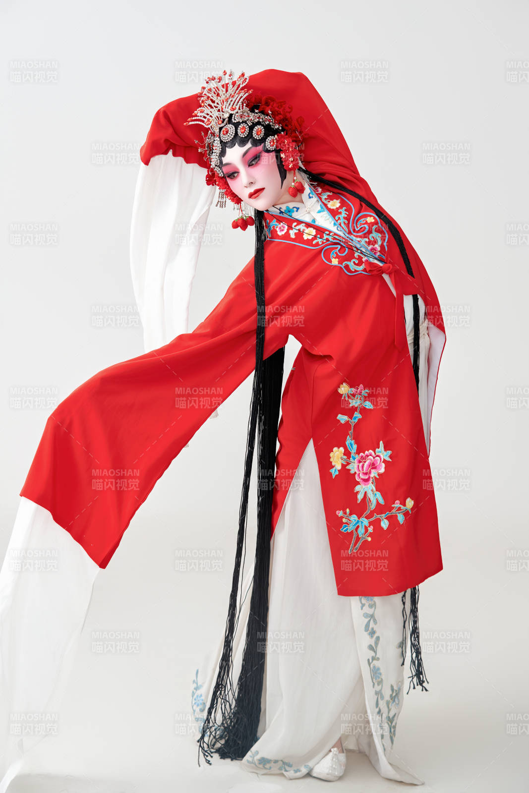 表演中国国粹京剧动作的红衣花旦女性演员图片