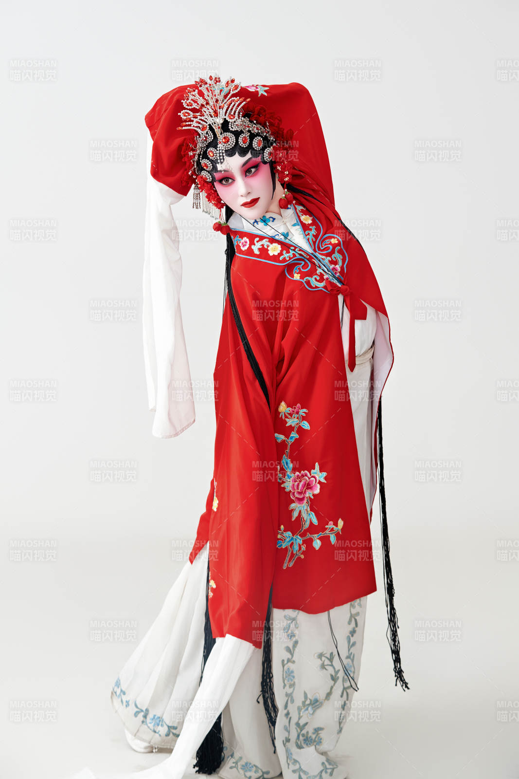 表演中国国粹京剧动作的红衣花旦女性演员图片